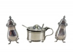 METAL PRATEADO, lote com três (3) peças, confeccionadas em metal espessurado a prata de origem inglesa, sendo: A) 1 saleiro e 1 pimenteiro da MAPPIN & WEBB, 1 com desgastes no metal, medindo 8cm e B) 1 porta mostarda da manufatura HARRODS LONDON, recipiente interno em vidro na tonalidade azul, acompanha colher, medindo 5x7,5x4,5cm.