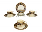 GRINDLEY ENGLAND (fábrica W. H. Grindley & Co. Ltd., de Tunstall, Staffordshire, Inglaterra, ativa de 1880 até o fim do séc. XX), linha COLERIDGE, quatro (4) xícaras para café com seus respectivos pires, confeccionados em faiança inglesa na tonalidade creme com pintura de guirlanda floral em policromia sobre fundo azul e realces dourados, apresenta falhas na douração e leves marcas do tempo, 1 com sinais de craquele, medindo 5,5x7x5,5cm.