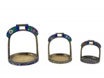 DIVERSOS, China, século XVIII/XIX, três (3) estribos orientais, confeccionados em bronze com esmaltagem floral em rica policromia sobre fundo azul e cinzel de folhagens, maior medindo 11,5x9x9cm / 8,5x7x7,5cm e 6,5x6x6cm.