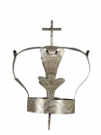 ARTE SACRA, uma (1) coroa, confeccionada em metal prateado, cinzelado por guirlandas de folhagens e pontilhados, hastes recortadas, encimada por cruz, medindo 12x8,5cm.
