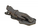 BRONZE, um (1) pregador de papel ao gosto Vitoriano, confeccionado em bronze, representando mão de dama, cinzelado por elementos vegetalistas e recortes na borda, medindo 15x6,5cm.