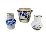PORCELANA e CERÂMICAS, lote com três (3) peças, sendo: A) 1 jarra e 1 cachepot, confeccionados em cerâmica, decorados por elementos florais na tonalidade azul borrão, similar ao MONTE SIÃO, cachepot medindo 19,5x20,5x17,5cm e jarra 19x12x8cm e B) Viana do Castelo, 1 jarra portuguesa, confeccionada em porcelana na tonalidade branca com pintura de embarcação e folhagens em policromia, medindo 17x14x8cm.