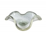 MURANO, uma (1) fruteira, confeccionada em vidro de Murano na tonalidade branca, borda em ondulações, medindo 16x43cm.