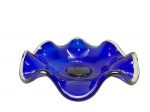 MURANO, uma (1) fruteira, confeccionada em vidro de Murano na tonalidade azul, borda em ondulações, medindo 10x38cm.