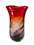 MURANO, um (1) grande vaso, confeccionado em vidro de Murano de três tonalidades, corpo moldado em gomos torcidos e borda em ondulação, medindo 49,5x24x15cm.