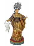 ARTE SACRA, século XVIII, uma (1) imaginária de Santa Quitéria, uma mártir do cristianismo primitivo, (é uma figura venerada especialmente em Portugal, Espanha e França. Segundo a tradição), confeccionada em madeira entalhada a mão com patina dourada e vermelha, base recortada com pintura azul, resplendor e pergaminho em PRATA DE LEI, apresenta quebra no dedo, medindo 28,5cm de altura sem o resplendor, resplendor medindo 6x6cm e pergaminho 7,5x4,5cm e peso das pratas 20,7g.