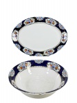 Imperial Ironstone NKT (é uma marca de faiança japonesa de alto valor, popular entre colecionadores de antiguidades, datada aproximadamente da década de 1930), duas (2) peças, confeccionadas em faiança japonesa na tonalidade branca, decorada por espessa faixa na tonalidade azul borrão com elementos florais em policromia e realces em ouro, sendo: A) 1 travessa oval, medindo 30,5x22cm e B) 1 saladeira, bicada na borda, medindo 7x22,5cm, marcas do tempo.