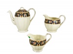 GRINDLEY ENGLAND (fábrica W. H. Grindley & Co. Ltd., de Tunstall, Staffordshire, Inglaterra, ativa de 1880 até o fim do séc. XX), linha COLERIDGE, três (3) peças, sendo: A) 1 bule para café, medindo 17x19x8,5cm, B) 1 leiteira, medindo 12x16x10cm (borda com fio de cabelo) e C) 1 cremeira, medindo 10x13x9cm (bicada na borda), confeccionados em faiança inglesa na tonalidade creme com pintura de guirlanda floral em policromia sobre fundo azul e realces dourados, apresenta falhas na douração e leves marcas do tempo.