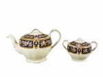 GRINDLEY ENGLAND (fábrica W. H. Grindley & Co. Ltd., de Tunstall, Staffordshire, Inglaterra, ativa de 1880 até o fim do séc. XX), linha COLERIDGE, duas (2) peças, sendo: A) 1 bule para chá, medindo 14x25x12cm e B) 1 açucareiro, medindo 10x15,5x10cm (leves marcas do tempo), confeccionados em faiança inglesa na tonalidade creme com pintura de guirlanda floral em policromia sobre fundo azul e realces dourados, apresenta falhas na douração e leves marcas do tempo.