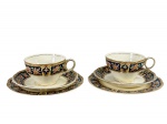 GRINDLEY ENGLAND (fábrica W. H. Grindley & Co. Ltd., de Tunstall, Staffordshire, Inglaterra, ativa de 1880 até o fim do séc. XX), linha COLERIDGE, par (2) de trios para chá, sendo: A) 2 xícaras para chá com seus respectivos pires, medindo 6x11,5x9cm e B) 2 pratos para biscoito, medindo 17,5cm, confeccionados em faiança inglesa na tonalidade creme mcom pintura de guirlanda floral em policromia sobre fundo azul e realces dourados, apresenta falhas na douração, 1 pires com bicado e leves marcas do tempo.