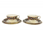 GRINDLEY ENGLAND (fábrica W. H. Grindley & Co. Ltd., de Tunstall, Staffordshire, Inglaterra, ativa de 1880 até o fim do séc. XX), linha COLERIDGE, par (2) de trios para chá, sendo: A) 2 xícaras para chá com seus respectivos pires, medindo 6x11,5x9cm e B) 2 pratos para biscoito, medindo 17,5cm, confeccionados em faiança inglesa na tonalidade creme mcom pintura de guirlanda floral em policromia sobre fundo azul e realces dourados, apresenta falhas na douração e leves marcas do tempo.