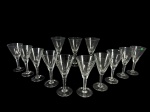 CRISTAIS, treze (13) taças para vinho, confeccionadas em cristal translúcido, bojo cônico com lapidação dita DEDÃO, haste facetada, apoada sobre base circular, 3 apresentam bicados na borda, medindo 14x7cm.