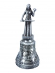 METAL PRATEADO, uma (1) sineta confeccionada em metal prateado, com figura feminina em relevo no topo, inscrição GEORGIA e corpo ricamente ornamentado com reservas figurativas, medindo 11,5cm de altura.