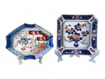 PORCELANA ORIENTAL, lote com duas (2) peças, sendo: A) 1 covilhete, confeccionado em porcelana japonesa do estilo Imari, caracterizado por cores vivas como azul sob o esmalte, vermelho e detalhes em dourado, bicado na borda, medindo 17,5x13,5cm e B) 1 prato decorativo oitavado, confeccionado em porcelana branca de origem oriental, com pintura de elementos florais e vegetalistas na tonalidade azul com realces em vermelho e dourado, medindo 15x15cm.