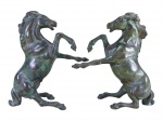 ESCULTURAS, par (2) de esculturas confeccionadas em bronze, representando cavalos  empinados (conhecidos como cavalos rampantes), medindo 21x19cm.
