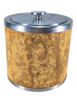 DIVERSOS, um (1) balde para gelo, confeccionado em cortiça, com guarnições em aço inox e interior em alumínio, apresenta mossa na tampa, medindo 24x23cm.