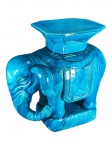 CERÂMICA, uma (1) banqueta representando elefante, confeccionada em cerâmica esmaltada na tonalidade azul-turquesa, em feitio de elefante com assento superior sextavado. Peça apresentando relevos, em excelente estado de conservação, medindo 51x53x24cm.