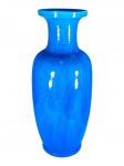 CERÂMICA ORIENTAL, um (1) grande vaso balaustre, confeccionado em cerâmica vitrificada na tonalidade azul, ricamente decorada por elementos florais e vegetalistas em realces, medindo 60cm de altura.