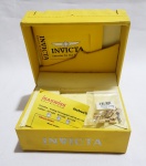 Interessante Estojo de Relógio Invicta Original, completo com Manual, folheto, Certificado em inglês + 5 elos de pulseira dourada de 23mm de largura.