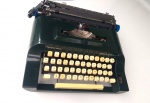 Vintage Coleção, Decoração, Bonita Máquina de Escrever Remington Verde Musgo, Modelo Sperry Rand, medindo 32,2 x 31cm. Possui maleta de couro original medindo 37 x 37cm ( maleta com pequeno desgaste/ descostura no início de fechamento do zíper somente para fechar).