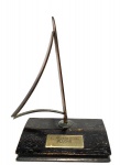 Vintage Náutica, Coleção, Decoração, Troféu Escultura de Veleiro Estilizado, mastro articulável, giratório, em bronze, premiando 1º Lugar na XII Regata do CIAGA, medindo 23,5cm e com a base em jacarandá medindo 16 x 9cm.