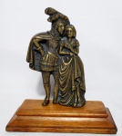 Vintage Coleção, Decoração, Escultura de Casal de Fidalgos, Representando Romeu e Julieta, em bronze/metal, riqueza de detalhes, em base de madeira medindo 19 x 7,5cm e com 21,5cm altura.