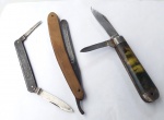 Vintage Coleção, Decoração, Lote contendo 2 Canivetes + 1 Navalha, sendo Navalha Clássica, KOBAR SOLINGEN Alemá, aço e cabo madeira, medindo 23,7cm total. Afiada. Marcas de uso e do tempo; INUSITADO Canivete Dodsworth Diamond & Co H. Koschner Germany. Medindo 13,5cm. Endereço com Escrita Errada (provavelmente por gringos) Av Rio `Branca` Rio de `Janerio`. Possui 8,1cm fechado; Canivete/ Mini Faca Inglês Nº 30 medindo 15,5cm. Made in Sheffield England. Aço e cabo celulóide camiflado. Possui 8,7cm fechado