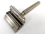 Vintage Coleção, Decoração, Raro Aparelho Exótico de Barbear Valet modelo 1930/ 40`s, Auto Strop Safety Razor Co Of Brazil Rio de janeiro  para lâminas descartáveis (gillette)em metal misto cromado, niquelado, haste de rosquear. Medindo 8,9cm. Excelente conservação, aparenta semi novo