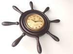 Vintage Náutica, Coleção, Decoração, Relógio Despertador à corda em Estrutura de um Timão Náutico de Madeira Nobre, medindo 34,5cm de diâmetro total. A corda está toda carregada, muito tempo guardado. O Alarme despertador funciona.