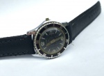 Vintage Coleção, Restauração, Interessante Relógio Sicura Swiss Diver 200m Vacuum, 1960/ 70`s, Feminino, à corda, medindo 29mm de diâmetro. Parado. Precisa revisar. Não possui tige nem coroa. Fundo em Aço de rosca com desenho do Mergulhador. Pulseira nova em couro.