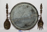 Vintage Coleção Decoração, Lote contendo Interessante Kit Rústico de Cozinha, sendo Bandeja em Pedra e moldura em bronze, medindo 38,2cm de diâmetro, + Garfo e Colher Holandeses, Decorativos, em Bronze, assinados, com detalhes em relevo, medindo 37,2 e 36,5cm.