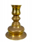 METAL DOURADO, um (1) castiçal confeccionado em metal dourado, corpo torneado, apoiado sobre base circular escalonada, medindo 20cm de altura.