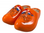 COLECIONISMO, par (2) de sapatas holandesas (conhecidos como klompen, são tamancos tradicionais de madeira usados desde a Idade Média (século XIII) na Holanda), confeccionada em madeira com pintura na tonalidade abóbora, decorado por leão (símbolo histórico da Holanda) segurando a bandeira do país, marcação interna 26, medindo 13x31x10cm.