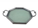 ESTANHO, uma (1) bandeja oitavada confeccionada em estanho, alças vazadas c/ recortes e fundo em vidro na tonalidade fume, medindo 33x24,5cm.