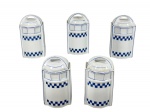 PORCELANAS, cinco (5) porta temperos confeccionados em porcelana na tonalidade branca com recortes na borda, decorado por quadriculados na tonalidade azul, alça vazada, leves marcas do tempo na tampa e 1 com fio de cabelo, medindo 11x6x6cm.