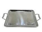 METAL INOX, uma (1) bandeja retangular da manufatura MERIDIONAL, fundo liso e borda decorada em gomos, alças laterais vazadas em recortes, leves sinais de limpeza, medindo 55x35cm.