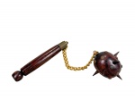 COLECIONISMO, um (1) mangual de inspiração medieval, com cabo e corpo em jacarandá torneado, corrente em metal dourado, esfera com aplicações pontiagudas e tachos metálicos, medindo 56cm de comprimento.