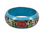BIJUTERIA, um (1) bracelete confeccionado em metal dourado, decorado por faixas na tonalidade azul e preta com pintura floral em policromia e realces geométricos, apresenta sinais de uso, medindo 8cm.