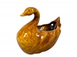 FAIANÇA, um (1) cachepot em formato de cisne confeccionada em faiança vitrificada com pintura acidada na tonalidade marrrom, medindo 20x24x16cm.