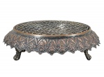METAL PRATEADO, uma (1) floreira confeccionada em metal espessurado a prata, ricamente cinzelado por flores e folhagens com recortes na borda, apresentando falhas na prateação, grade superior em vazados, floreira medindo 7x22cm.