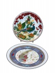 PORCELANAS, dois (2) pratos decorativos confeccionados em porcelana na tonalidade branca, sendo: A) RENNER MEDAILLON, um prato circular com composição de faisões entre flores e folhagens, medindo 25cm e B) RENNER MEDAILLON, um prato circular com ave junto à vegetação, com borda ornamentada em tons de azul e dourado, medindo 25cm.