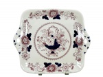 MASONS (tradicional manufatura inglesa de louça e ironstone, fundada no século XIX), padrão Brocaide, uma (1) bandeja quadrada confeccionada em faiança inglesa na tonalidade branca, decorado por elementos florais na tonalidade rosa com realces na tonalidade azul cobalto, alças vazadas, medindo 28x23cm.