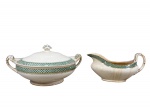 ALLERTONS LTD. (Keswick, Inglaterra, cerâmica inglesa fundada em 1837), duas (2) peças confeccionadas em faiança inglesa na tonalidade branca, decorada por espessa faixa na tonalidade verde decorado em escamas e filetes em ouro, sendo: A) 1 terrina, possui fio de cabelo e sinais de craquele, medindo 14x27x22cm e B) 1 molheira, medindo 10x21x8cm, apresenta marcas do tempo e craquele.