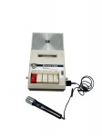 SOM, um (1) gravador de fita cassete da marca ELECTRA, modelo portátil CTH40, acompanhado de um (1) microfone e case em couro preto com desgastes. Peças apresentando sinais de uso e xmarcas do tempo. Sem testes. Sem garantia de funcionamento, medindo 7x24x13cm.