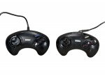 VIDEO GAMES, dois (2) controles da marca SEGA, em material sintético na cor preta, modelos para console Mega Drive, com botões direcionais, teclas A, B e C, além de botão Start. Peças apresentando sinais de uso e do tempo. Sem testes. Sem garantia de funcionamento, medindo 9,5x16cm.