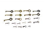 DIVERSOS, vinte e duas (22) chaves para móveis confeccionadas em bronze/ferro de modelos, tamanhos e cinzelados distintos, maior medindo 7,5cm e menor 3cm.