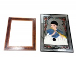 QUADROS, lote com duas (2) peças, sendo: A) um quadro com pintura sobre vidro ou espelho, representando figura de PIERROT tocando flauta, com cercadura floral, leves sinais de oxidação, medindo 46x34cm e B)  A) uma moldura em madeira com decoração em marchetaria, apresenta leves fissuras, medindo 39x32,5cm.