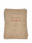 LIVRO, um (1) exemplar da obra Luzia Homem, de Domingos Olympio, com águas-fortes originais de Clóvis Graciano, edição Cem Bibliófilos do Brasil, datada de 1947, apresentando capa brochura, folhas soltas, manchas de umidade, foxing, desgastes, vincos, rasgos, perdas, marcas do tempo e do manuseio. No estado.