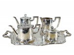 METAL PRATEADO, serviço para chá/café com cinco (5) peças da manufatura FRACALANZA, confeccionadas em metal espessurado a prata, borda cinzeladas por caneluras e laçarotes, sendo: A) 1 bule para chá, medindo 14x21x8,5cm, B) 1 bule para café, medindo 17x20x7cm, C) 1 leiteira, medindo 15x17x7cm, D) 1 açucareiro, medindo 10x16,5x7cm (falhas na prateação) e E) 1 bandeja retangular, medindo 51,5x33cm, leves falhas na prateação. Peças com levíssimos sinais de uso.