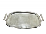 METAL PRATEADO, uma (1) bandeja retangular confeccionada em metal espessurado da manufatura BELLINI, fundo cinzelado por elementos geométricos, borda escalonada e alças vazadas, medindo 50,5x35cm.